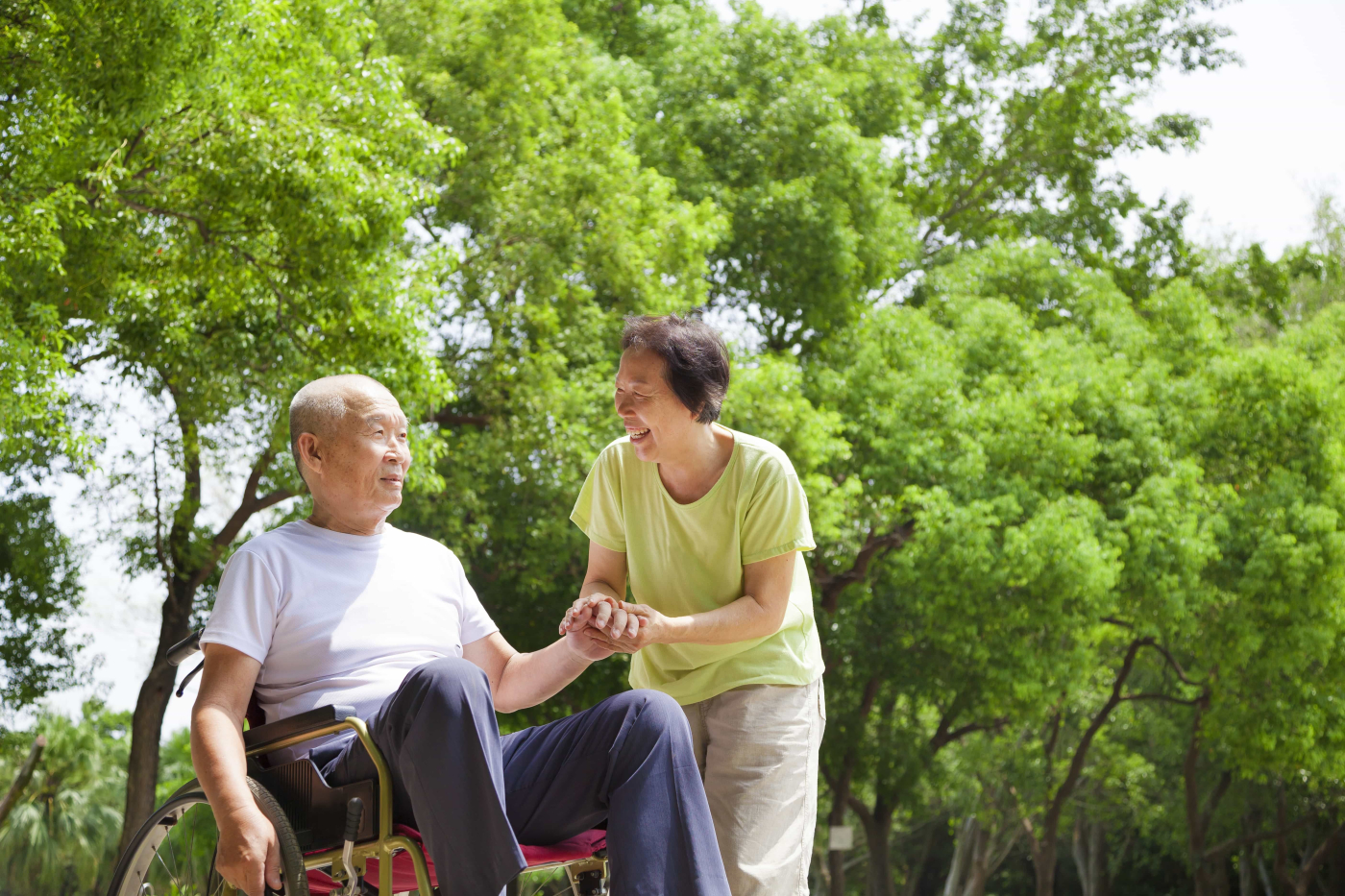Multiple sclerosis (အာရုံကြောစနစ် ယိုယွင်းမှုကြောင့် ကိုယ်လက်လှုပ်ရှားမှုနှင့် စကားပြောဆိုမှုထိန်းမနိုင်သည့်ရောဂါ) ဖြစ်နေတဲ့ သင်ချစ်တဲ့သူကို သင်ဘယ်လိုကူညီမလဲ