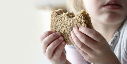 ကလေးတွေကို အချို့သောအစာတွေ စောစောကျွေးထားတာက ဓါတ်မတည့်မှုတွေဖြစ်နိုင်ချေကို လျှော့ချပေးနိုင်ပါတယ်