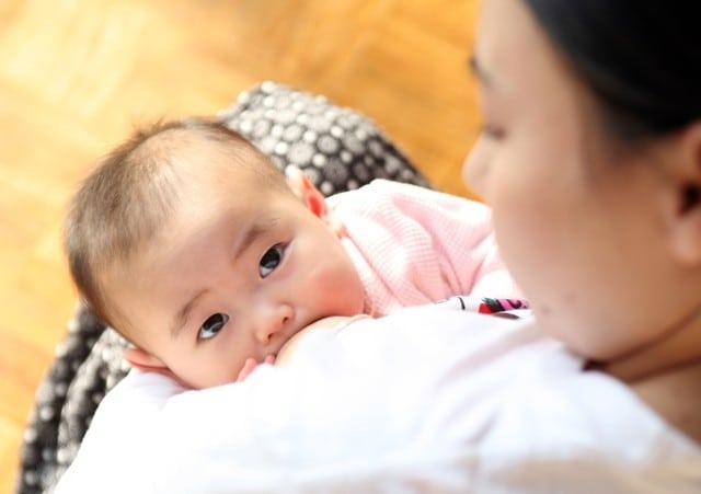 ကလေးငယ် လုံလောက်တဲ့ မိခင်နို့ရရှိလားဆိုတာ ဘယ်လိုသိနိုင်မလဲ