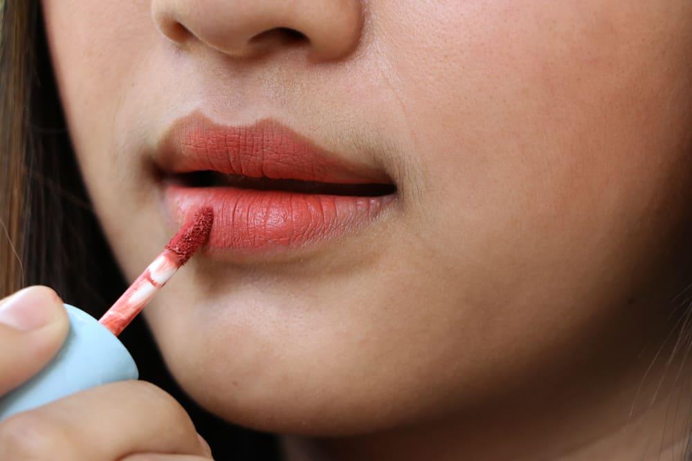 Matte lipsticks အလွန်အကျွံသုံးရင် ဘာတွေဆိုးကျိုးရှိနိုင်မလဲ