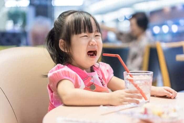 သင့်ကလေးက လူရှေ့သူရှေ့မှာ ပြောစကားနားမထောင်တဲ့အခါ ထိန်းသိမ်းနည်း (၄) သွယ်