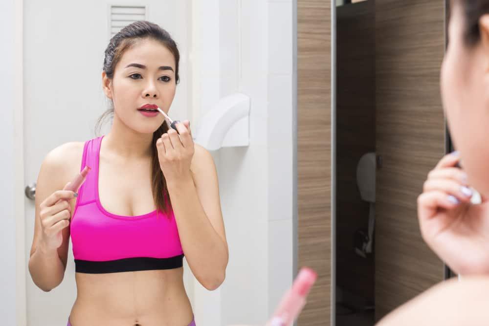 why-you-should-not-wear-makeup-at-gym