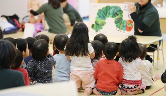 ကလေးထိန်းနှင့် နေ့ပိုင်းစောင့်ရှောက်မှုစင်တာ ၊ ဘယ်ဟာက သင့်ကလေးအတွက် အကောင်းဆုံးလဲ