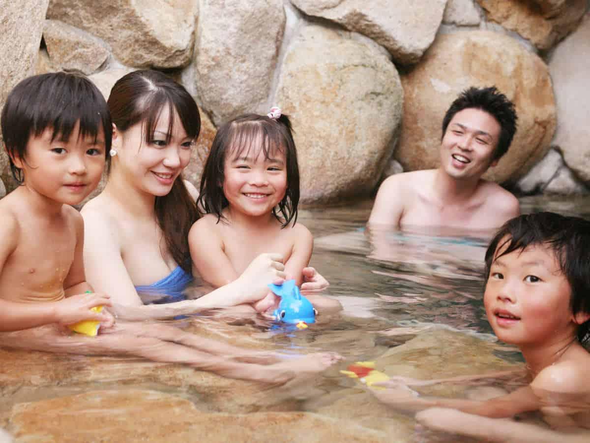 မိဘများ အဝတ်မပါခြင်း။ သင့်ကလေးသည် ဘယ်အရွယ် ရောက်လျှင် သင် အဝတ်မပါသည်ကို မမြင်သင့်တော့သလဲ