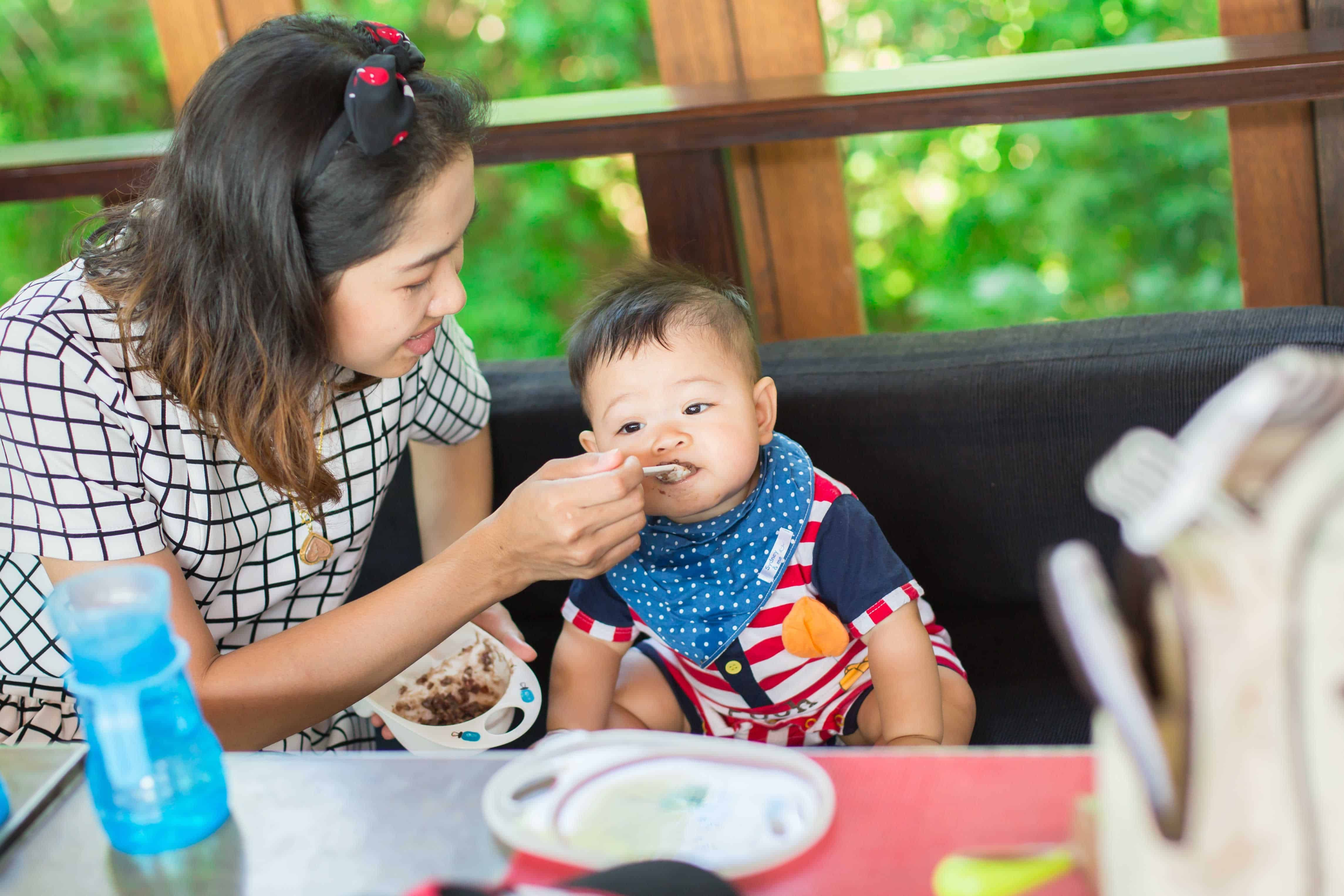 သင့်ကလေးဟာ အစာမာစားဖို့အတွက် အဆင်သင့်ဖြစ်နေပါပြီ ဆိုတာကို ဖော်ပြနေတဲ့ လက္ခဏာများ