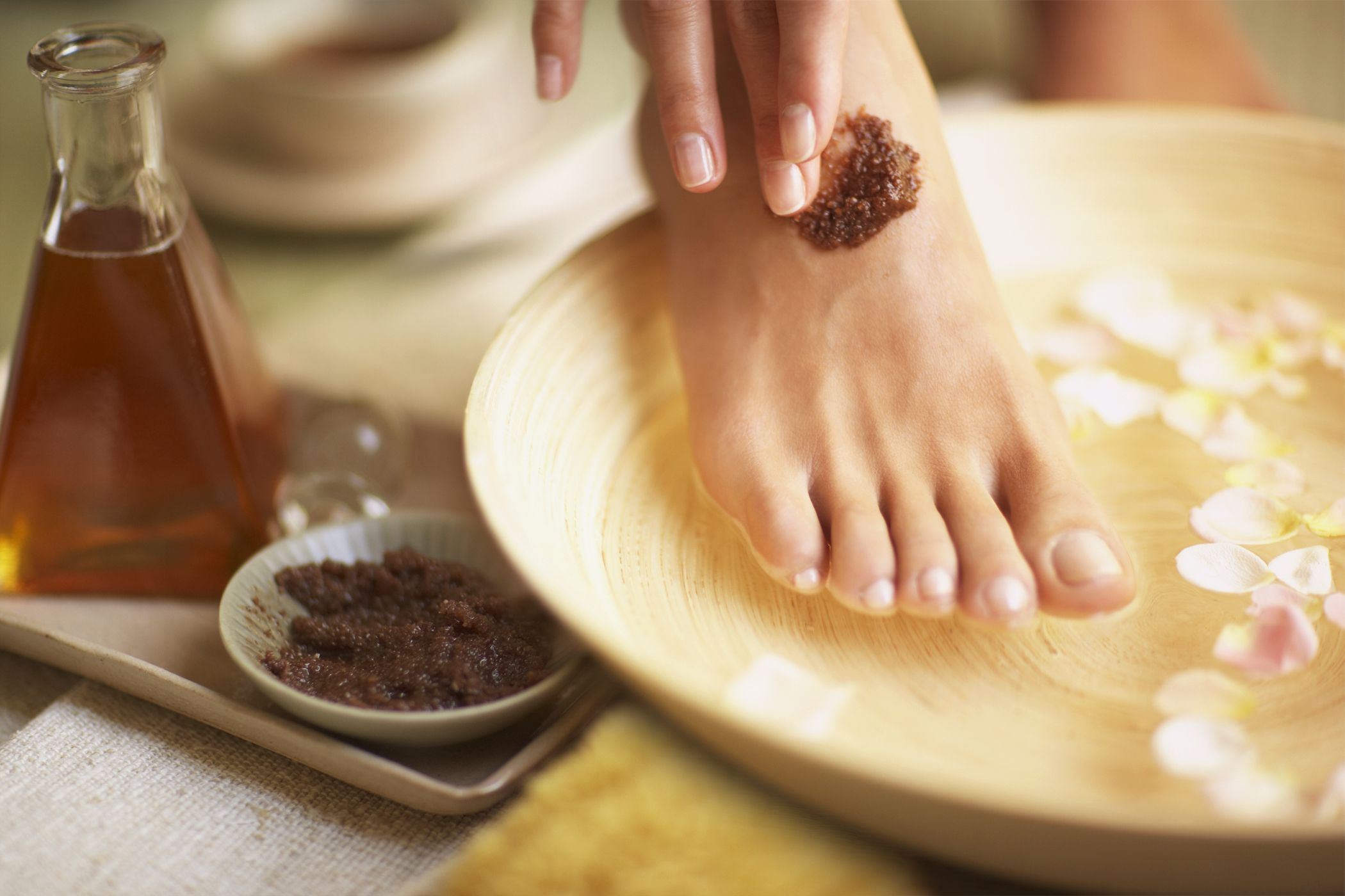 Spa မှာပြုလုပ်သလို ခြေချောင်းလေးတွေ ဖြူပြီး ကြည်လင်စေဖို့ နည်းလမ်းကောင်းများ