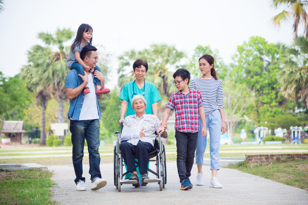 အသက်ရလာပြီဖြစ်တဲ့ မေမေဖေဖေတို့နဲ့ ခရီးအတူသွားရင်အသုံးတည့်မယ့် နည်းလမ်းလေးများ
