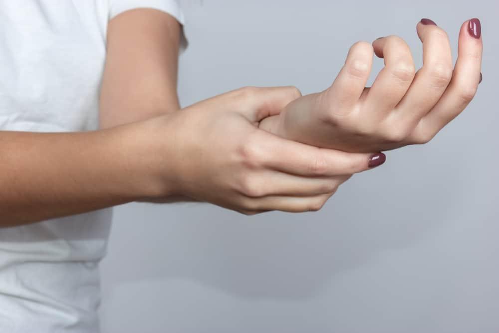 ဘယ်ဘက်လက်တခြမ်း ထုံနေတာ နှလုံးကြောင့်ပဲလား