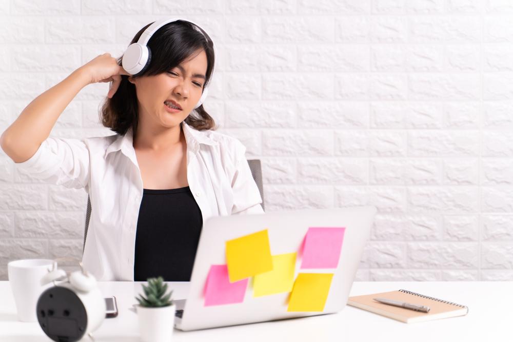 how-to-use-earphones-without-damaging-ears