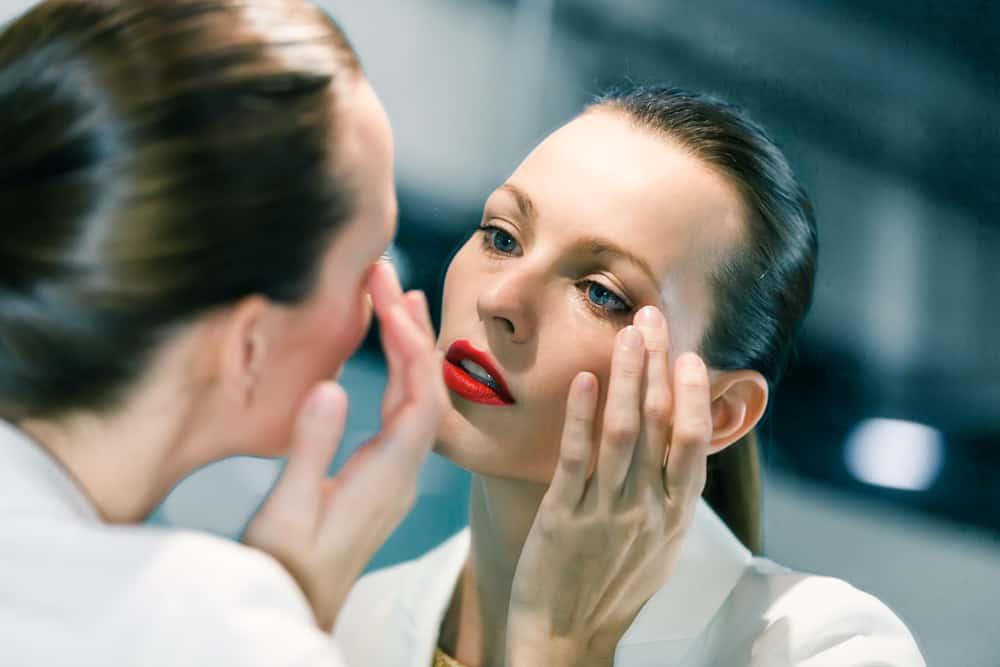 ရောဂါဘယ ကင်းဝေးအောင် မျက်နှာကို လက်နဲ့ မထိအောင်ရှောင်