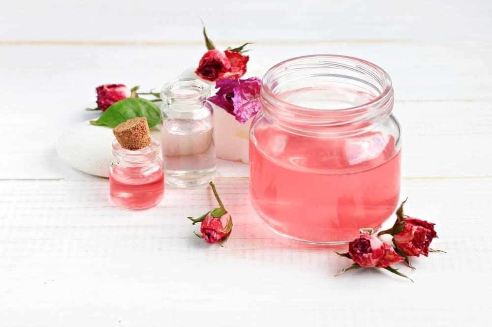 အသားအရေအတွက် Rose Water ကို ဘယ်လိုတွေ သုံးလို့ရလဲ...........