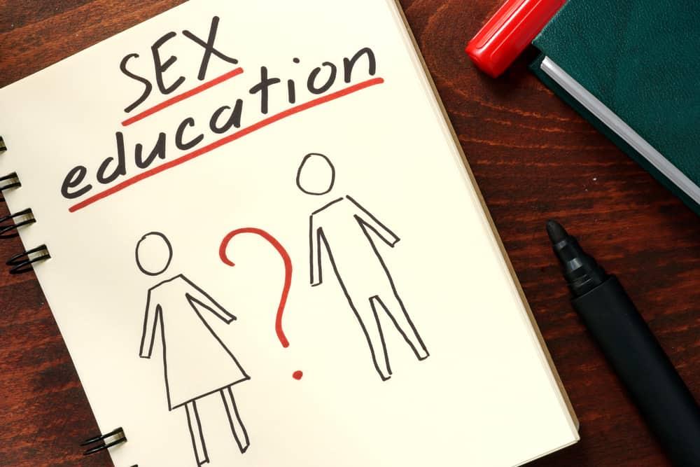 ကျောင်းတွေမှာ ဘာလို့ sex education သင်ပေးသင့်တာလဲ။