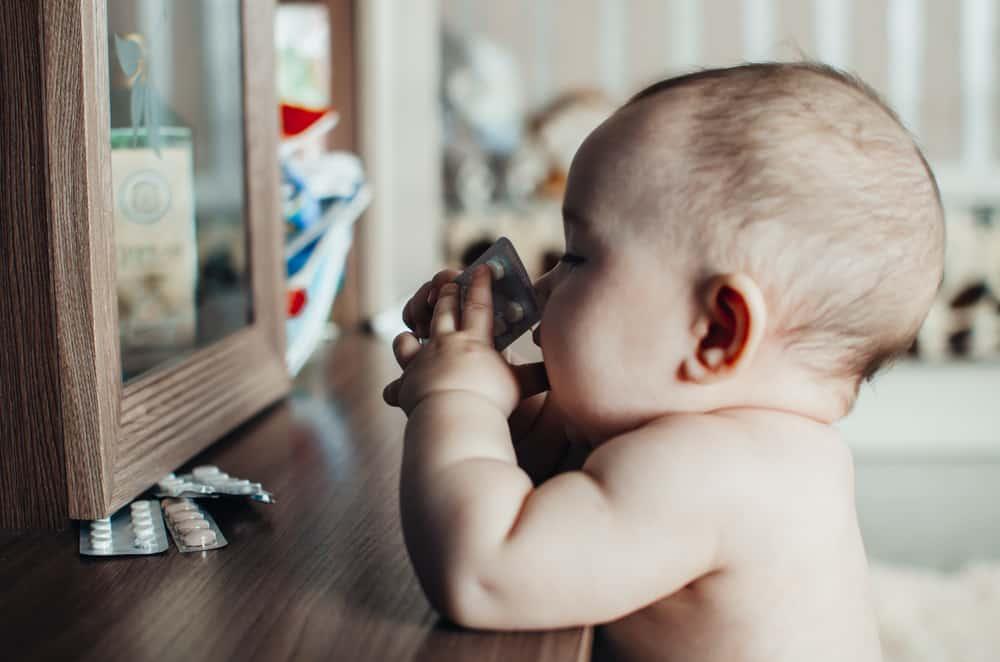 accidental-swallowing-drugs-child