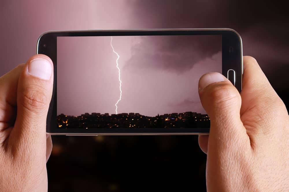 does-your-mobile-phone-attract-lightning