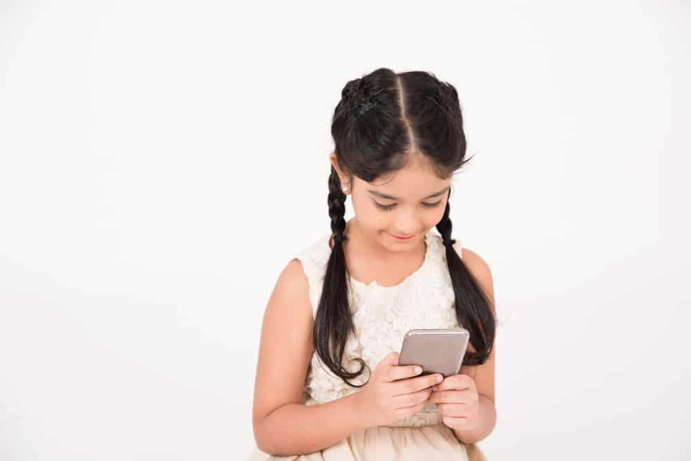 ကလေးတွေကို ဖုန်းပေးကိုင်သင့်၊ မကိုင်သင့်