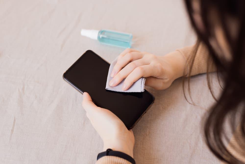 covid-19-survive-28-days-on-smartphone-screen