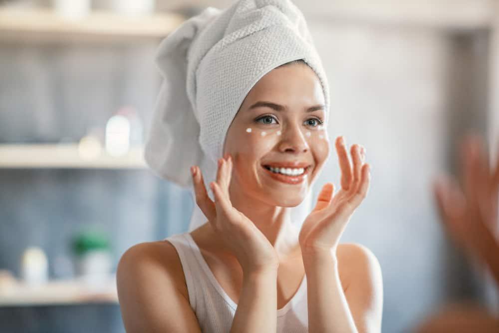 Eye cream ကို အထိရောက်ဆုံးဖြစ်အောင် ဘယ်လိုလိမ်းကြမလဲ။