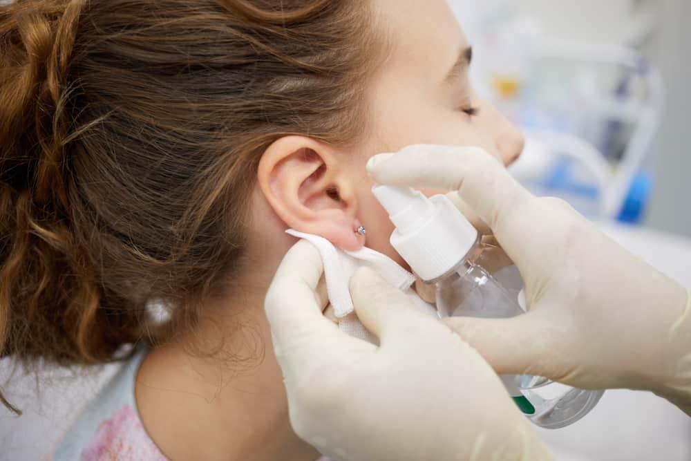 how-to-treat-an-infected-ear-piercing