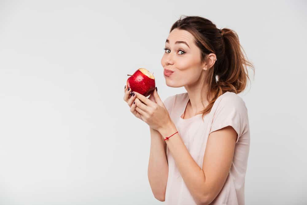 what-actually-happens-when-you-eat-an-apple-every-day