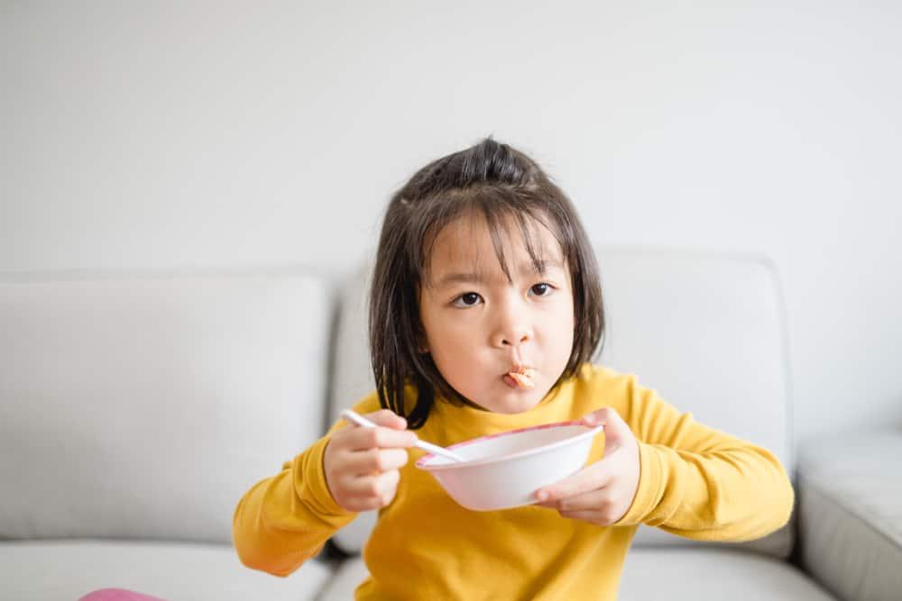 checking-nutrition-label-ascertaining-your-kids-gleeful-future