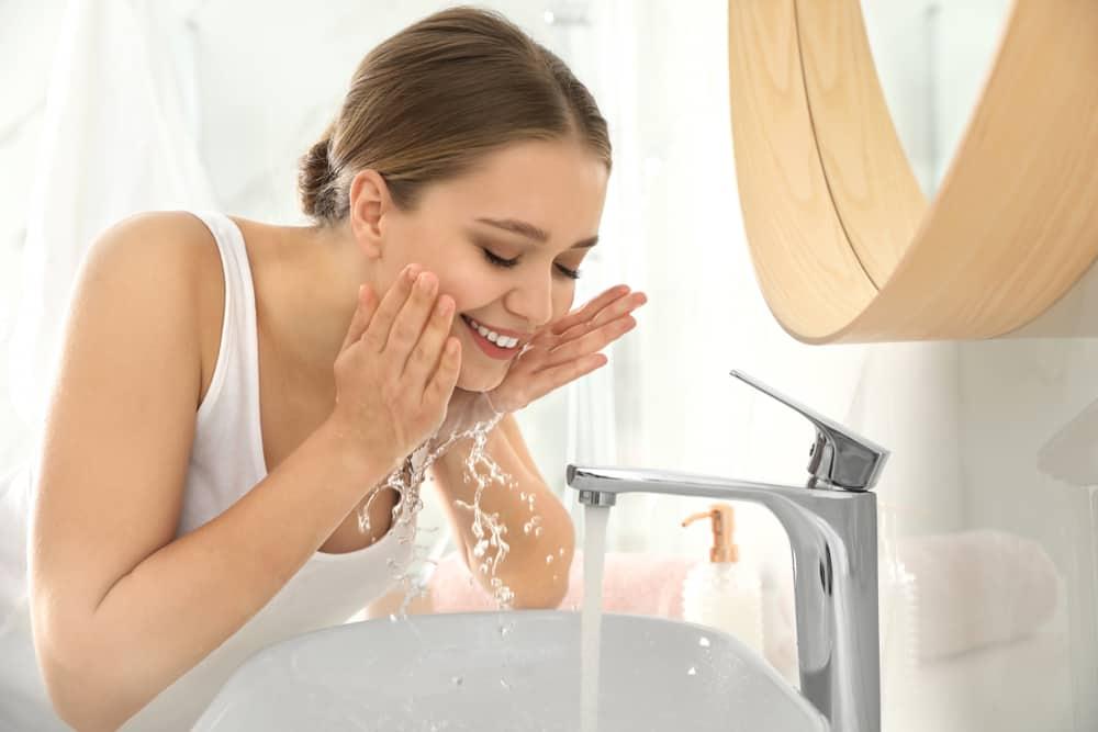 washing-face-with-cold-water-benefits