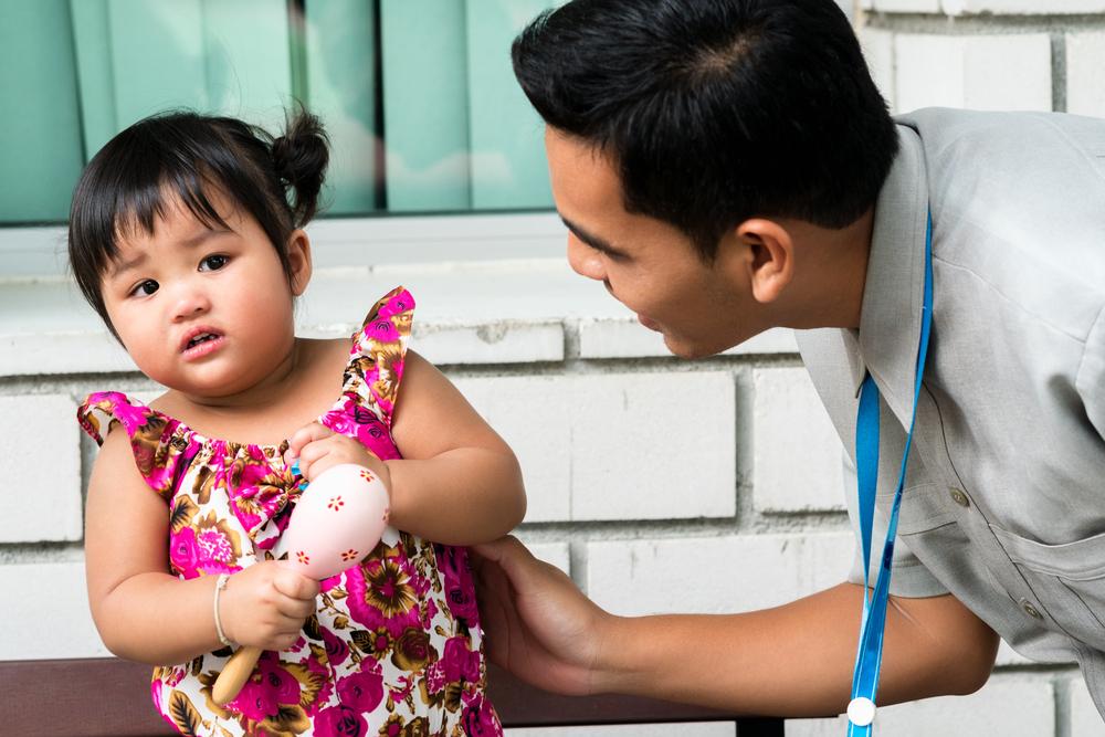 how-to-deal-with-stranger-anxiety-in-toddlers
